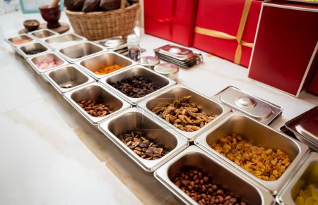 Téléchargez les photos : Ingrédients pour la fabrication artisanale de chocolats et de bonbons dans un atelier. - en image libre de droit