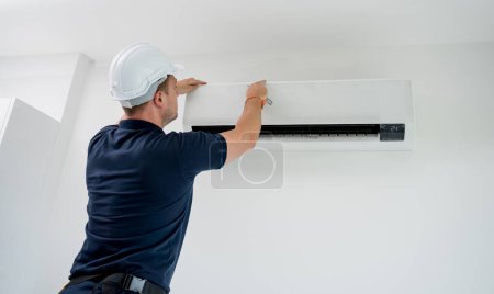 Foto de Técnico limpia el sistema de aire acondicionado en un apartamento moderno - Imagen libre de derechos