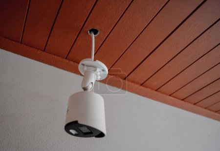Foto de Un técnico instala una cámara CCTV en un apartamento moderno - Imagen libre de derechos