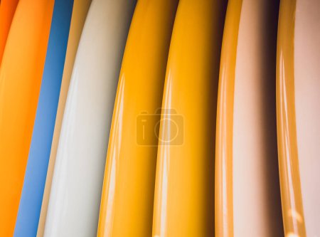 Eine Vielzahl von Surfbrettern wird säuberlich auf einem Stand ausgestellt.