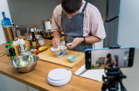 Téléchargez les photos : Le chef diffuse en direct de l'atelier comment préparer une nourriture végétarienne. - en image libre de droit