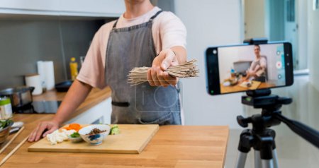 Téléchargez les photos : Le chef diffuse en direct de l'atelier comment préparer une pâtes de sarrasin avec des lentilles. - en image libre de droit