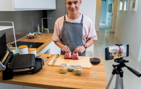 Foto de El chef está transmitiendo en vivo desde el taller cómo preparar un filete de res en la parrilla eléctrica. - Imagen libre de derechos