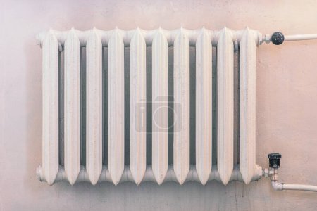 Foto de Calentador de hierro fundido pintado antiguo sistema de calefacción clásico - Imagen libre de derechos
