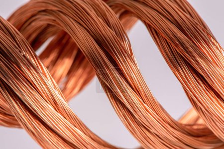 Foto de Materias primas de alambre de cobre, industria de metales y concepto de mercado de valores - Imagen libre de derechos