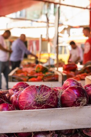 Foto de Cebolla en un mercado callejero Ballaro en Palermo Sicilia, puesto de verduras con fondo borroso - Imagen libre de derechos