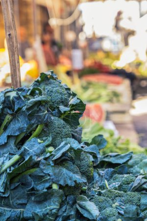 Foto de Brócoli rabe en el mercado callejero de alimentos Ballaro, Palermo Sicilia, puesto de verduras con fondo borroso - Imagen libre de derechos