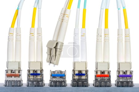 Foto de Cordones de conexión de fibra óptica con gbic conectado al interruptor - Imagen libre de derechos