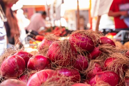 Foto de Cebolla roja en un mercado callejero Ballaro en Palermo Sicilia, puesto de verduras con fondo borroso - Imagen libre de derechos