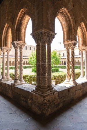 Claustro de la catedral de Monreale, Sicilia, Italia
