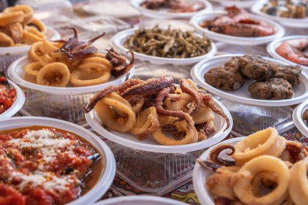 Fruits de mer grillés au marché alimentaire Ballaro à Palerme Sicile