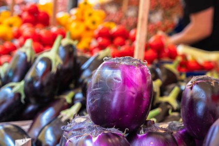 Décryptages aubergine sur le stand de légumes du marché alimentaire Ballaro à Palerme, Sicile
