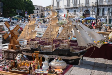 Téléchargez les photos : Modèle de voilier en bois au marché aux puces - en image libre de droit