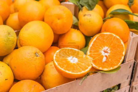 Boîte d'oranges siciliennes dans un marché de street food Ballaro à Palerme