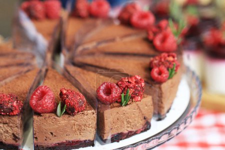 Schokoladenkuchen mit Himbeeren als Hintergrund