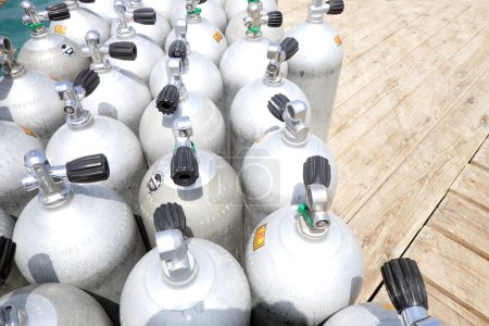 Téléchargez les photos : De nombreuses bouteilles d'oxygène comme très beau fond - en image libre de droit