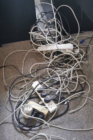 problemas de cables en la oficina como un gran desastre