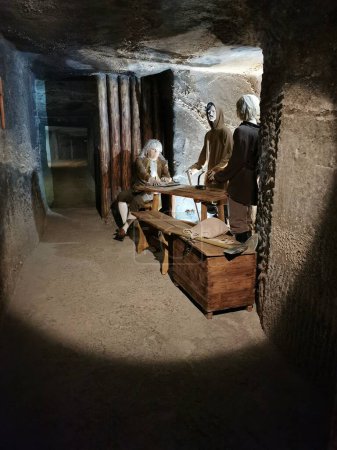 Foto de Cracovia - Wieliczka, Polonia - 2 de diciembre de 2023 - Foto de túneles de minas de sal de la historia antigua - Imagen libre de derechos