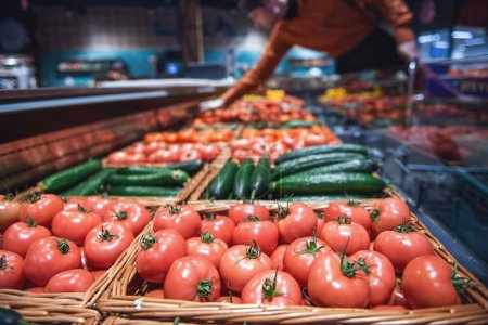 Téléchargez les photos : Au supermarché. Légumes frais attendent les clients - en image libre de droit