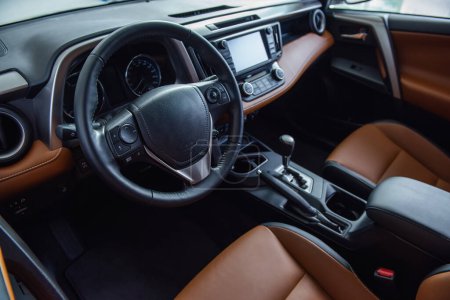 Téléchargez les photos : Intérieur luxueux moderne d'une voiture de prestige, tableau de bord, volant. Intérieur cuir marron. - en image libre de droit