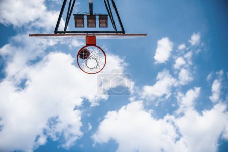 Foto de Vista inferior del aro de baloncesto sobre fondo azul del cielo - Imagen libre de derechos