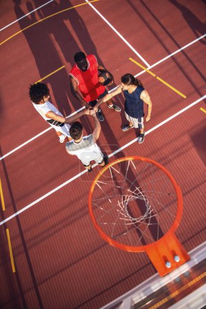 Foto de Vista superior de jugadores de baloncesto guapos jugando en la cancha de baloncesto al aire libre - Imagen libre de derechos