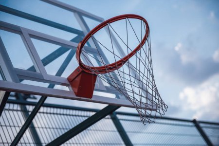 Foto de Vista de ángulo bajo del aro de baloncesto en la cancha al aire libre - Imagen libre de derechos