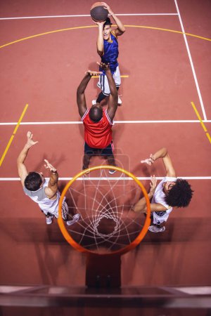 Téléchargez les photos : Vue grand angle de beaux gars jouant au basket-ball en plein air la nuit - en image libre de droit