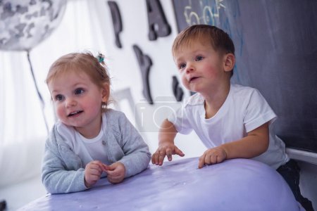 Téléchargez les photos : Mignons enfants élégants jouent dans la chambre des enfants - en image libre de droit