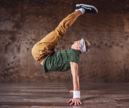 Foto de Joven romper bailando en el fondo de la pared, realizando trucos - Imagen libre de derechos