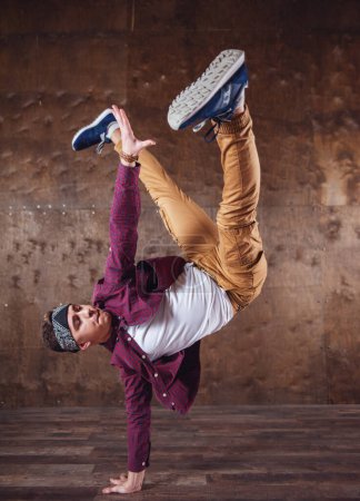 Téléchargez les photos : Jeune homme rompre la danse sur le fond du mur, effectuer des tours - en image libre de droit