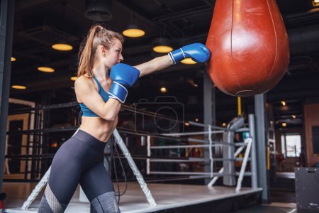 Foto de Hermosa joven mientras entrena boxeo en el gimnasio - Imagen libre de derechos