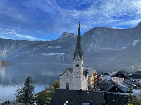 Foto de Hallstatt, Austria. Pueblo de montaña en los Alpes austríacos Europa. - Imagen libre de derechos