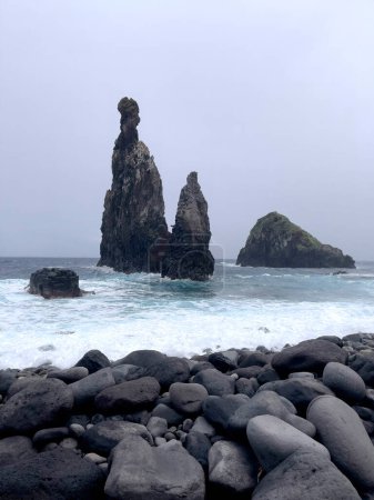 Téléchargez les photos : Vue sur la formation rocheuse de Ribeira da Janela dans l'océan, Madère - en image libre de droit