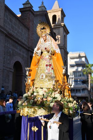 Téléchargez les photos : Torrevieja, Espagne - 7 avril 2023 : Image de Vierge Marie sur flotteur (pasos) portée lors de la procession Semana Santa Semaine Sainte à Torrevieja, Espagne - en image libre de droit