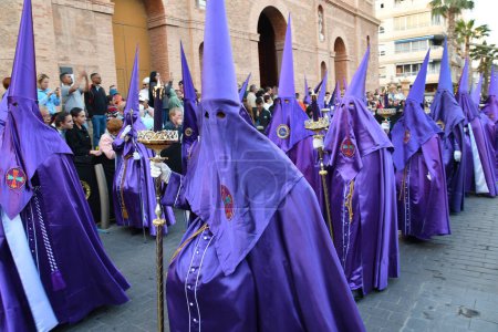 Téléchargez les photos : Torrevieja, Espagne - Avril 7, 2023 : Nazaréens lors de la procession de la Semaine Sainte à Torrevieja, Spai - en image libre de droit