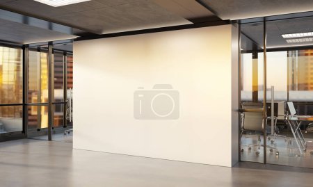 Téléchargez les photos : Mur vierge Mockup dans un bureau lumineux avec fenêtres. Intérieur vide de l'entreprise au coucher du soleil rendu 3D - en image libre de droit