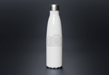 Téléchargez les photos : Modèle de bouteille d'eau en métal sur fond sombre. Modèle de boisson isolée sport vierge - en image libre de droit
