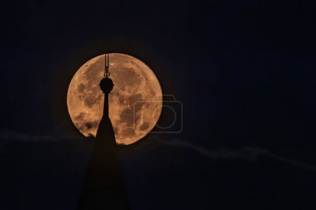 Téléchargez les photos : Super ful bluel moon 31.August derrière le clocher de l'église - en image libre de droit
