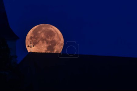 Téléchargez les photos : Super ful lune bleue 31.August derrière le clocher de l'église - en image libre de droit