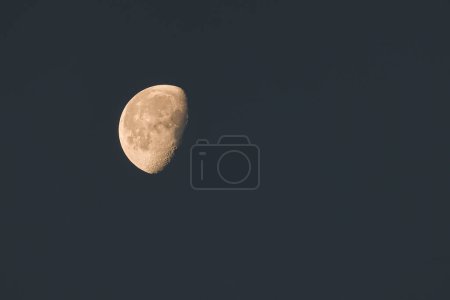 Téléchargez les photos : Demi lune couverte d'ombre - en image libre de droit
