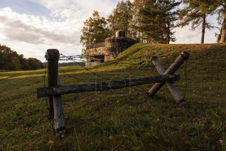 Téléchargez les photos : Les fortifications tchécoslovaques de la Seconde Guerre mondiale à la frontière barbelée clôture en fil barbelé - en image libre de droit