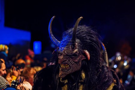 Foto de PRAHA, REPÚBLICA CHECA, EVROPA - 19 DE NOVIEMBRE DE 2023 - Desfile de demonios de Krampus por las calles de Praga - Imagen libre de derechos