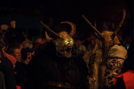 Foto de PRAHA, REPÚBLICA CHECA, EVROPA - 19 DE NOVIEMBRE DE 2023 - Desfile de demonios de Krampus por las calles de Praga - Imagen libre de derechos