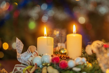 Téléchargez les photos : Bougies décorées avec des lumières comme fond, ambiance de Noël - en image libre de droit