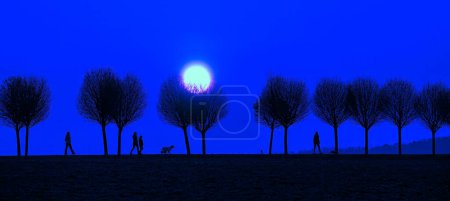 Téléchargez les photos : Silhouettes noires sur le fond coloré des ruelles avec pleine lune - en image libre de droit