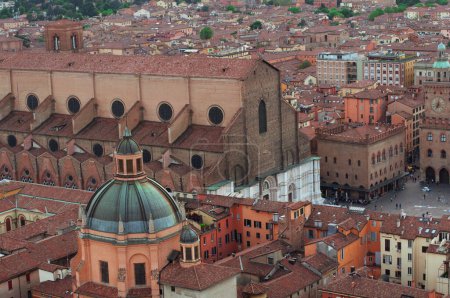 Vista panorámica de la Catedral de San Pedro desde la torre Asineli de Bolonia. Vista de los tejados rojos de Bolonia