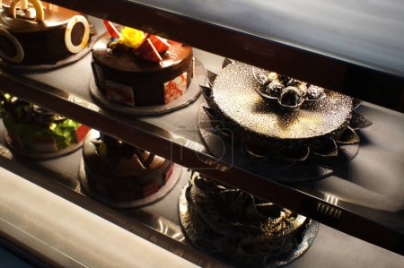 Foto de Close-up view of cakes and pastries in refrigerated display unit in bakery shop - Imagen libre de derechos