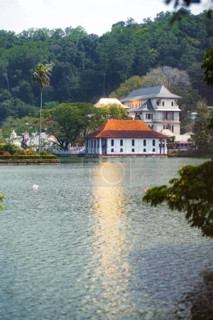 Der Kandy See und der Tempel, ein wunderschöner, atemberaubender Ort im Herzen der Stadt Kandy in Sri Lanka. Berühmte historische und buddhistische Sehenswürdigkeit Sri Dalada Maligawa, Heiliges Zahnrelikt des Tempels