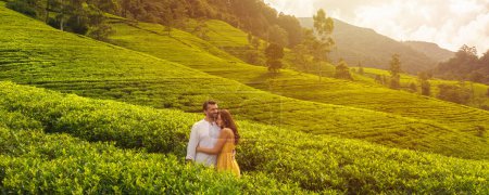 Foto de Aerial Drone Vista de la naturaleza fondo plantaciones de té paisaje con una pareja romántica de viajeros enamorados de pie en contra de abrazar - Imagen libre de derechos